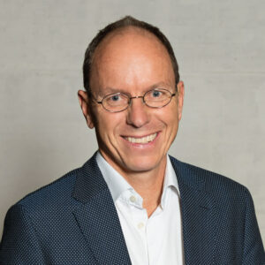 Frank Ritter, Mitglied der Geschäftsleitung und des Verwaltungsrats der AFC AG, ist seit über 35 Jahren in der Architektur und im Brandschutz tätig. Mit fundierter Erfahrung als Architekt, Projektleiter und Brandschutzexperte liegt sein Fokus heute auf der Entwicklung integraler Sicherheitslösungen. Bei AFC verantwortet er die Themen Brandschutz, Qualitätssicherung und Wissensmanagement. Als Gründer der AFC Akademie setzt er sich für praxisnahe Weiterbildung ein.